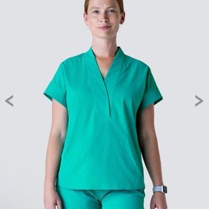 Medelita Women’s Scrub top. Color: Surgical Green.  Oversized fit.